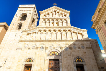 Obraz premium Facade of Santa Maria Cathedral in sunlight