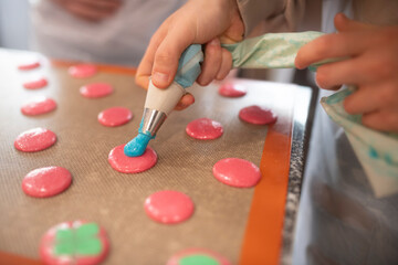 Pastry Workshop with Colorful French Macarons &ndash; Baking and Decorating