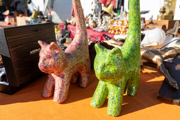 Obraz premium Colorful patterned cat figurines on market table