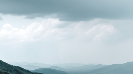 Obraz premium ridge line in georgia under dramatic storm clouds framed by natural curves