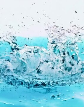 Naranjas cayendo en el agua.