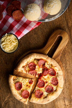 pizza en fondo de madera con luz lateral toma cenital