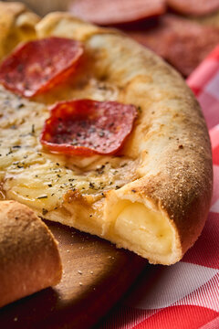 pizza en fondo de madera con luz lateral primer plano