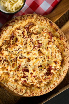 pizza de pollo  en fondo de madera con luz lateral toma cenital