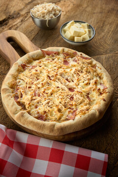 pizza en fondo de madera con queso mozarella