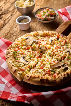 pizza con vegetales en fondo de madera 