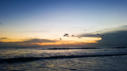 Obraz premium beautiful dramatic landscape of sunset on the sea beach