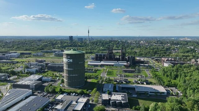 Luftaufnahmensequenz &uuml;ber Dortmund: Phoenixsee, Hoesch-Areal, Westfalenpark, Signal Iduna Park, Rombergpark, Hoerde, Wellinghofen, Stadtkrone Ost und weitere markante Stadtteile im Fr&uuml;hling.
