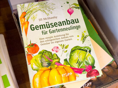 German vegetable gardening guidebook with colorful illustrated vegetables on cover