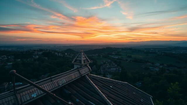 Ziegeldach  in l&auml;ndlicher Umgebung und Ausblick auf bewaldete H&uuml;gel &ndash; rustikale, ruhige Szenerie.