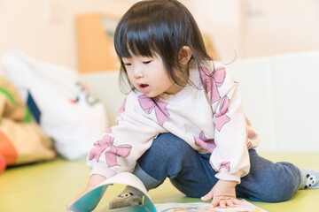 絵本を読む日本人の女の子