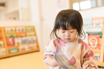絵本を読む日本人の女の子