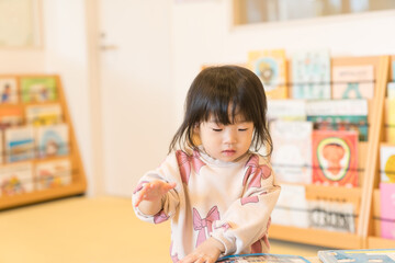 絵本を読む日本人の女の子