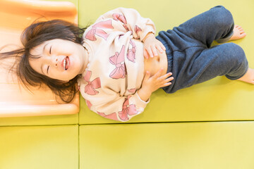 滑り台で遊ぶ日本人の女の子