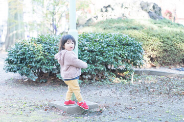 神社で遊ぶ日本人の女の子