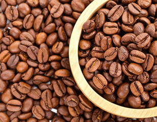 Naklejka premium Vibrant backdrop of rich brown Arabica coffee beans, their plump forms hinting at aroma of freshly brewed coffee