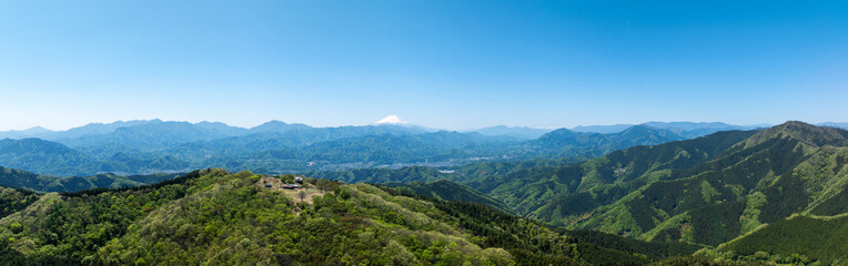 新緑の陣馬山と富士山のパノラマ