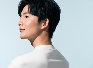 夏の日差しの中にいる日本人男性