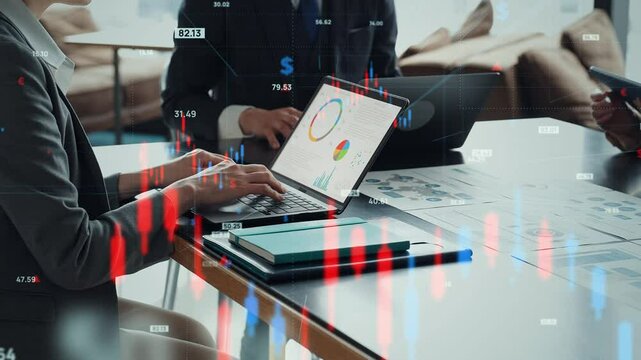 会議するビジネスパーソンのグループと金融テクノロジーのコンセプト