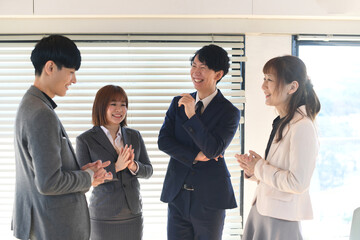 笑顔で会話をする男女のビジネスパーソン
