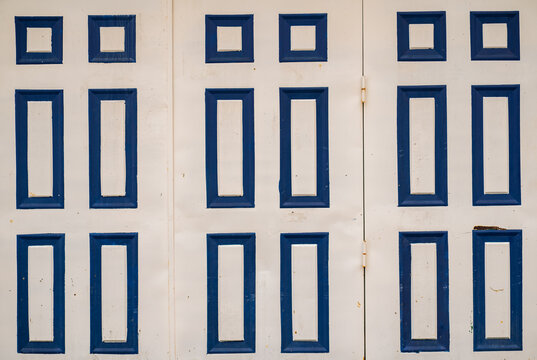 Puerta blanca con detalles geom&eacute;tricos en azul marino y dise&ntilde;o sim&eacute;trico - foto de stock 