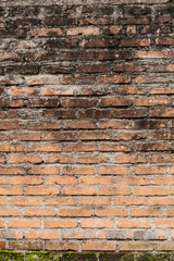 Muro de Ladrillo Rojo con Efectos de Desgaste y Detalles de Cemento