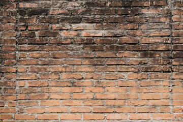 Pared de Ladrillos Antiguos con Desgaste Visible y Acabado de Cemento