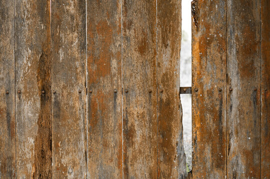 Detalle de madera oxidada y desgastada con rendija y tornillos visibles - foto de stock 