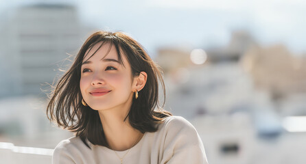 微笑む都会の女性のフレッシュな表情