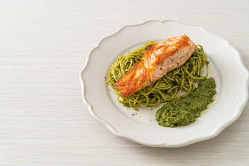 Spaghetti pesto with grilled salmon