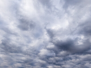 Obraz premium A cloudy sky with some clouds in the background