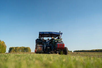 Obraz premium The Use of Harvesting Equipment in Action on a Productive Farm for Crop Production