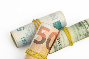 Zwitek banknotów, różne waluty na białym tle dolar euro i złoty 