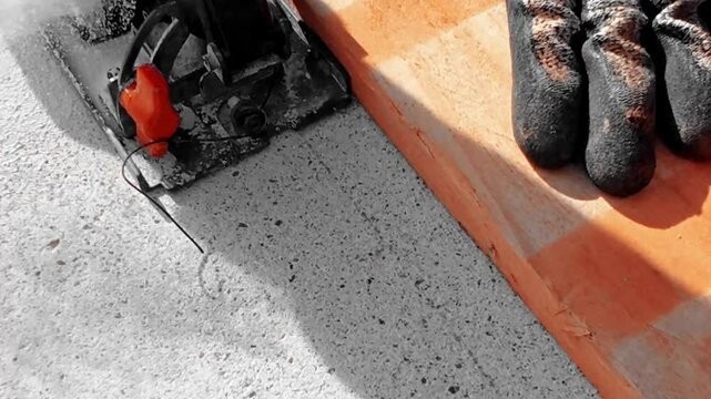 D&eacute;coupe scie circulaire d'une dalle de pierre blanche