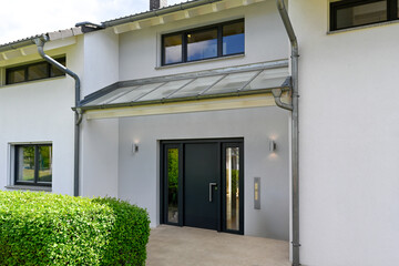 Hauseingang eines modernen Einfamilienhauses