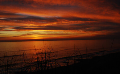 Naklejka premium on a beautiful sunset over the ocean water