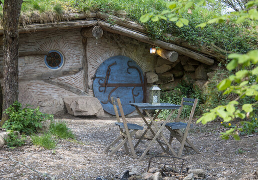 Les maisons des Hobbits, architecture vernaculaire, inspir&eacute;es de constructions ancestrales de type terriers animal, habitat troglodytique, anciens villages Vikings  