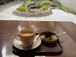 カフェと日本庭園
