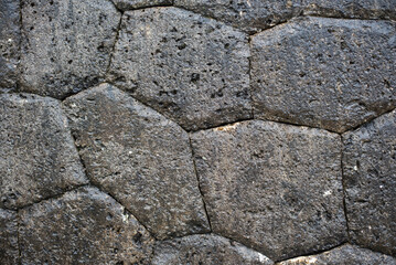 雨に濡れて湿っている石垣の壁