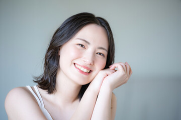 Fototapeta premium 使いやすい素肌感が美しい若い女性の美容やビューティーイメージクローズアップ カメラ目線