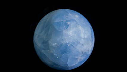 黒背景の青い鉱石球体 ブルーカルサイト