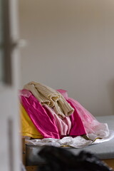 Stos ubrań na łóżku © Piotr