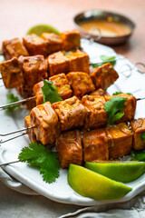 Brochette de tofu avec une sauce a la noix de cajou 