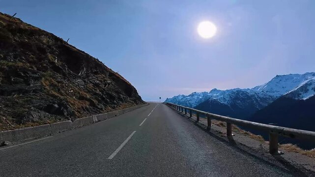 Route de montagne avec vue sur les Pyr&eacute;n&eacute;es, et le soleil levant &agrave; superbagn&egrave;res  