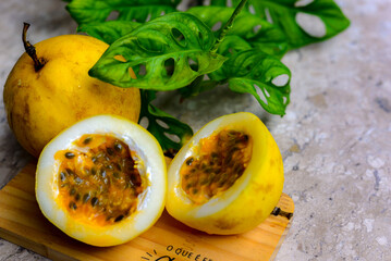 Maracujá é o nome de um fruto, e também da planta que o produz, pertencente ao gênero Passiflora, da família Passifloraceae. É originário da América Tropical e é conhecida por seus efeitos calmantes 