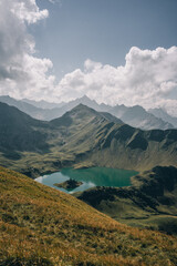 Panoramablick Auf Einen Klaren Bergsee