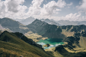 Panoramablick Auf Einen Klaren Bergsee