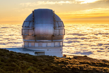 Observatorium am Roque de los Muchachos bei Sonnenuntergang oberhalb der Wolkendecke auf La Palma