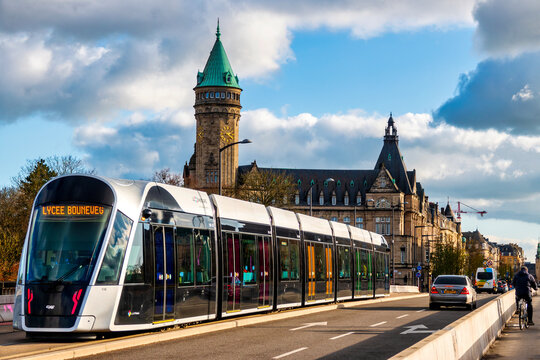 Tram Passing Banque et Caisse d'&Eacute;pargne de l'&Eacute;tat