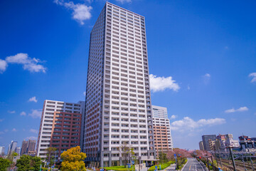 川崎駅前の青空と高層ビル © kanzilyou